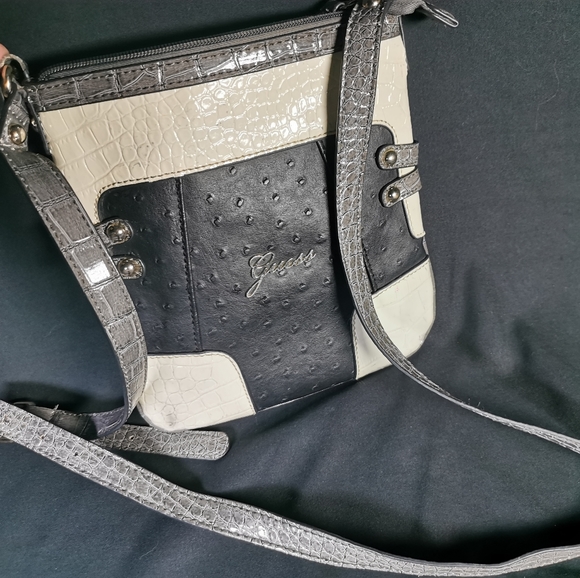 Guess purse - Picture 2 of 7